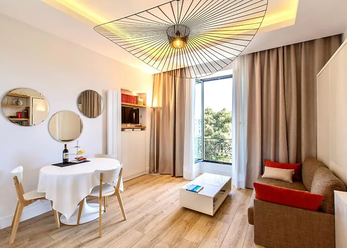 Grand H -f2, Face Vieux- Nice, Terrasse, Ascenseur, Climatisation, Terrace - Center Nice