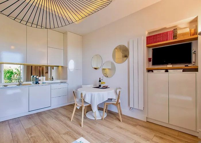 Appartement Grand H -f2, Face Vieux- Nice, Terrasse, Ascenseur, Climatisation, Terrace - Center Nice